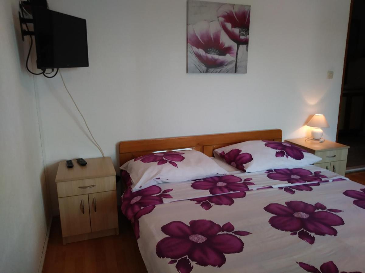 Nives Apartmani Pakoštane Kültér fotó